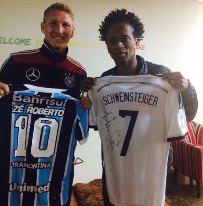 Schweinsteiger ao lado de Zé Roberto, com a camisa do Grêmio (Foto: Reprodução/Facebook)