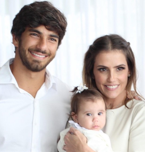 Hugo Moura e Deborah Secco com a pequena Maria Flor (Foto: Reprodução/Instagram)