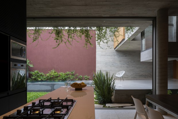Os interiores contemporâneos contrastam com o estilo clássico da fachada preservada (Foto: Jomar Bragança) Após reforma, casa em Belo Horizonte tem fachada preservada e ganha interior contemporâneo (Foto: Jomar Bragança)