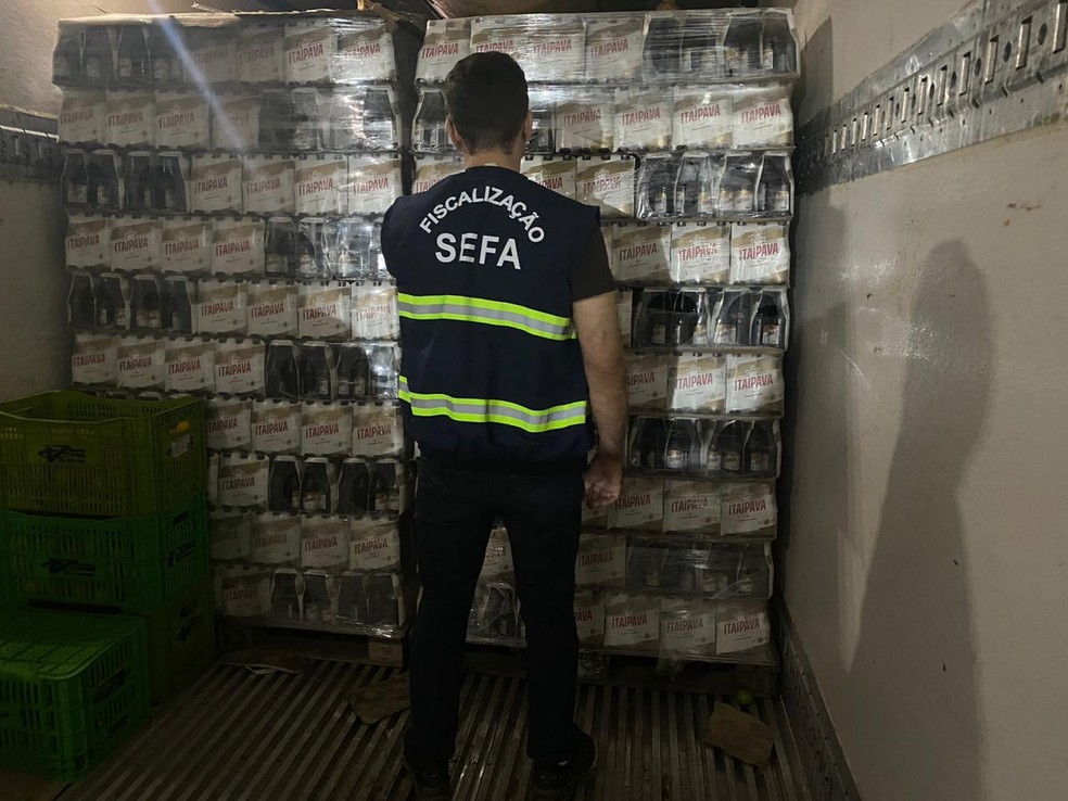 Garrafas de cerveja sem nota fiscal estavam escondidas em caminhão com verduras.  — Foto: Divulgação/ Sefa
