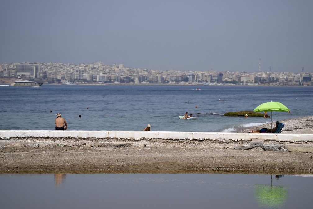 Praia de Paleo Faliro, no sul de Atenas. Temperaturas atingiram 40°C em partes do sul da Grécia na sexta-feira (24). — Foto: AP Photo/Thanassis Stavrakis