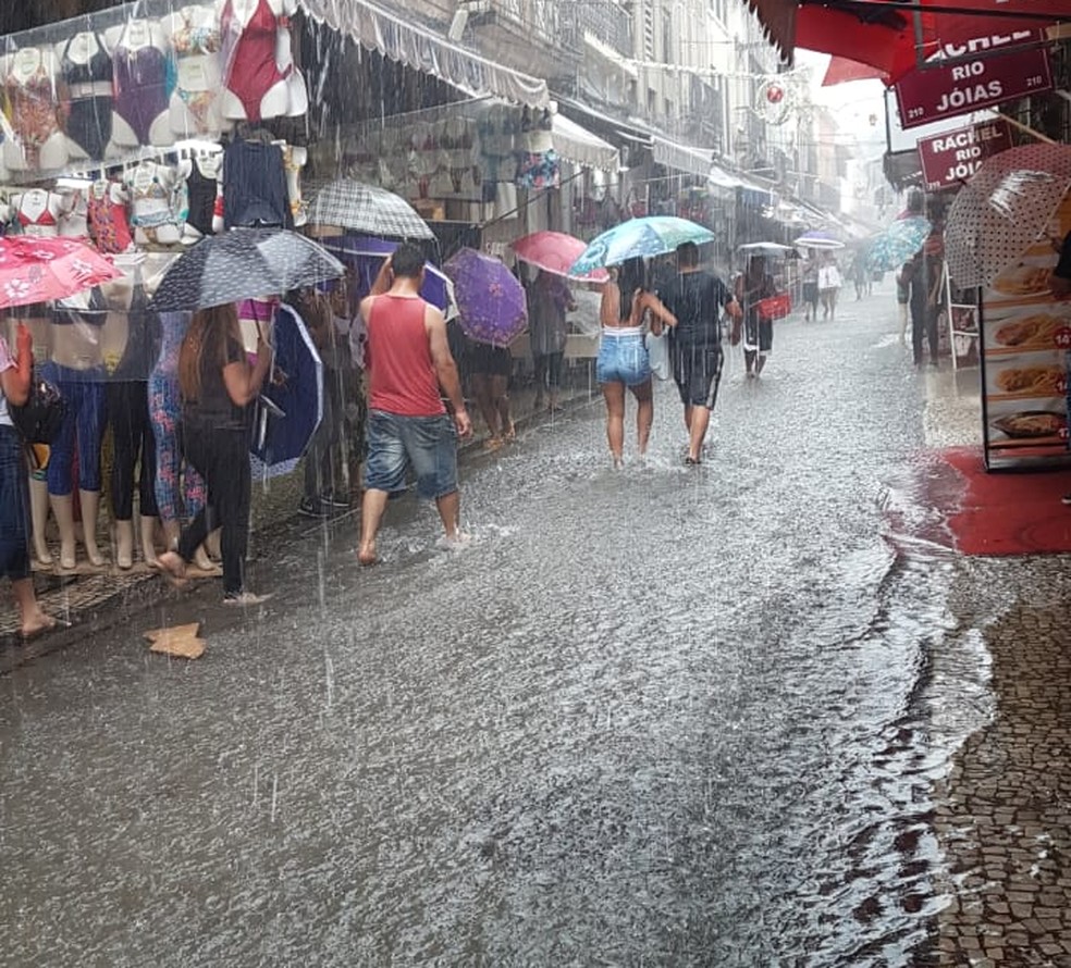 Chuva forte deixou a Rua da Alfândega, no Centro, completamente alagada — Foto: Pedro Neville / GloboNews