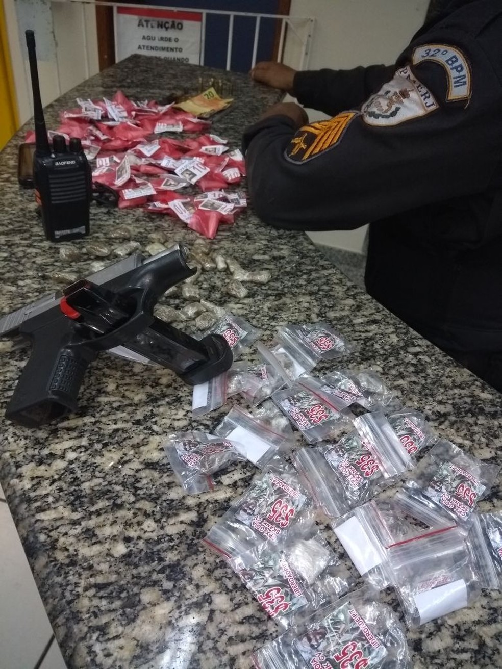 Arma e drogas apreendidas em Nova Esperança, em Rio das Ostras (Foto: Polícia Militar/Divulgação)