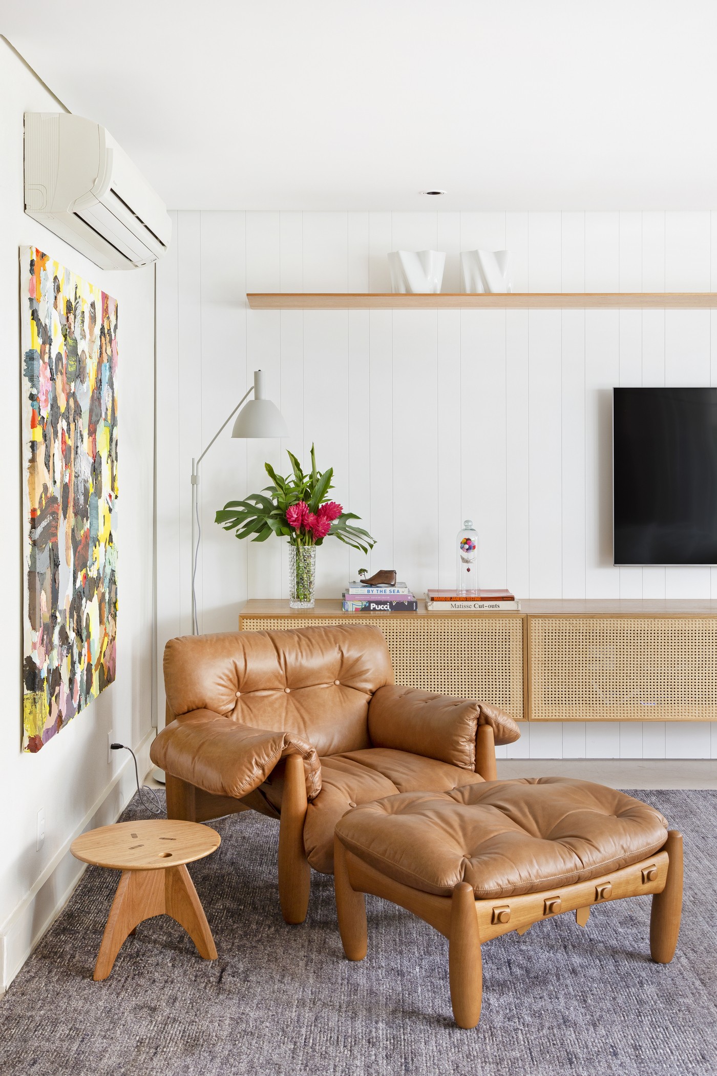 Décor do dia: sala de estar com decoração leve e móveis assinados por Sergio Rodrigues (Foto: Julia Ribeiro )