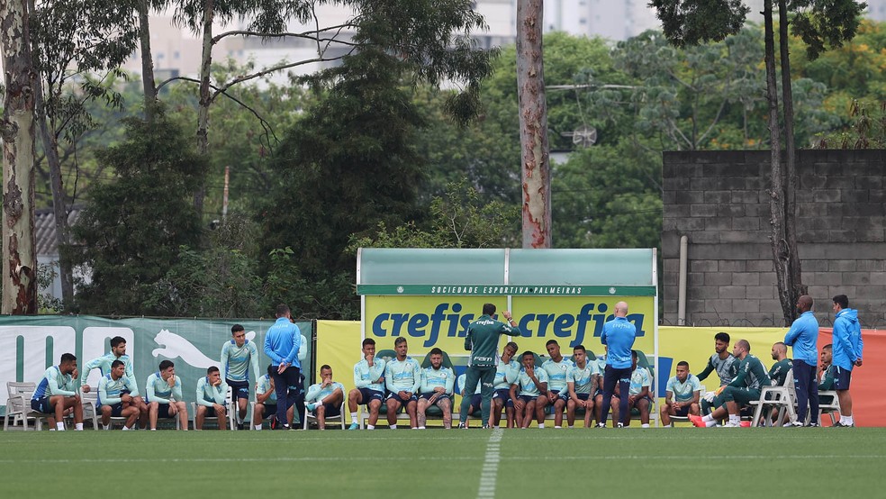 Abel Ferreira conversa com elenco do Palmeiras durante treino na Academia — Foto: Cesar Greco
