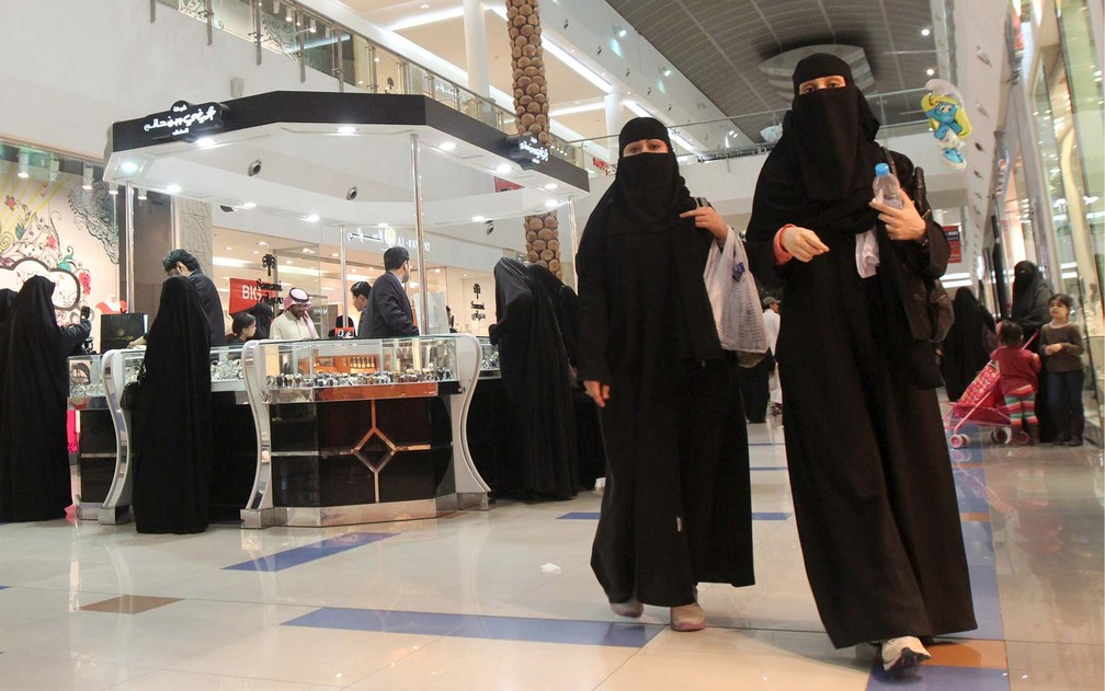 Mulheres sauditas fazem compras no shopping Al-Hayatt na capital Riad — Foto: REUTERS/Fahad Shadeed/File Photo