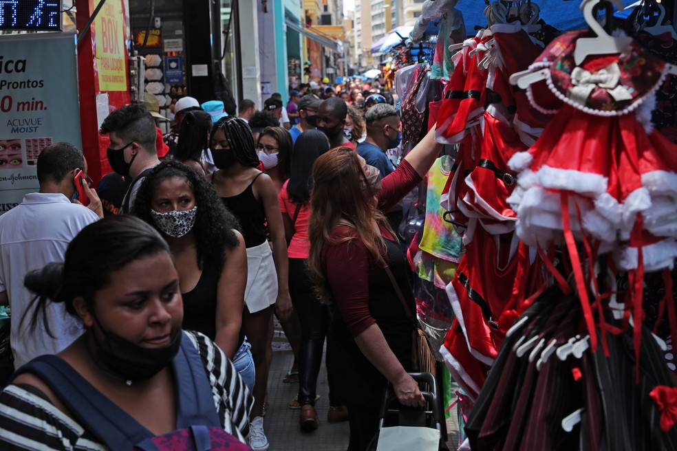 Pessoas se aglomeram na rua 25 de Março, em São Paulo (SP), em meio ao surto da Covid-19 em foto de 21 de dezembro de 2020 — Foto: Amanda Perobelli/Reuters