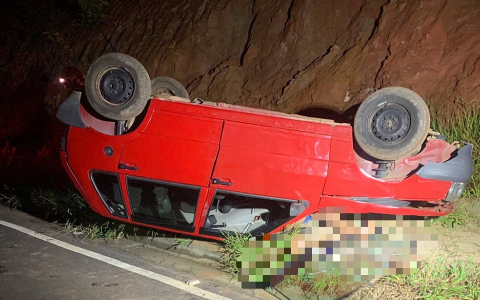Motorista morre após tentar atender celular, capotar carro e cair de barranco de 15 metros em MG — Foto: Corpo de Bombeiros
