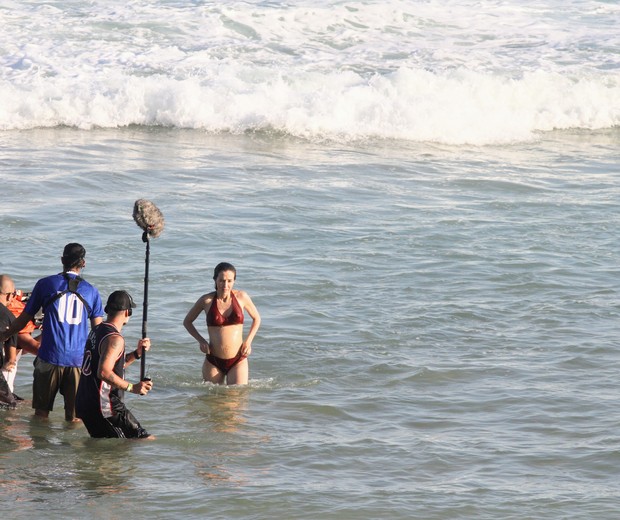 Com barriga postiça de gravidez, Marjorie estiano grava cenas na Praia de Ipanema (Foto: Daniel Delmiro/AgNews)