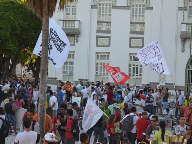 Manifestante iniciam 3º protesto Acorda Aracaju na Praça Fausto Cardoso (Foto: Flávio Antunes/G1)