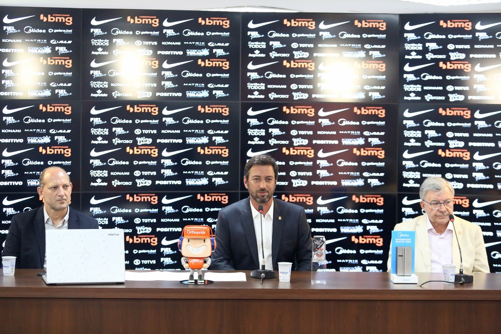 Duílio Monteiro Alves com os seus vices no Corinthians — Foto: Rodrigo Coca/Ag. Corinthians