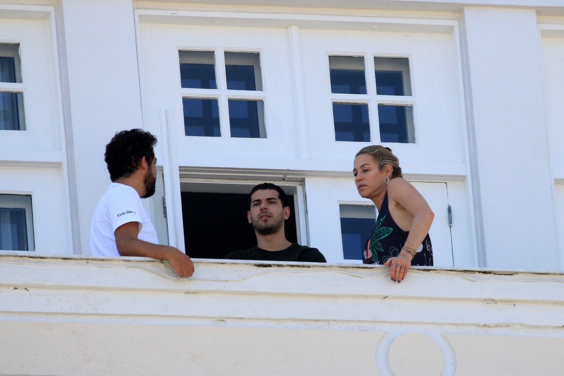 Luana Piovani e Lucas Bittencourt com amigo no Rio de Janeiro (Foto: AgNews/JC Pereira)