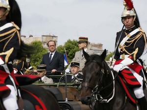 O presidente francês Francois Hollande desfilou em carro aberto pela Champs-Elysees nesta segunda (14) (Foto: AP Photo/Gonzalo Fuentes/Pool)