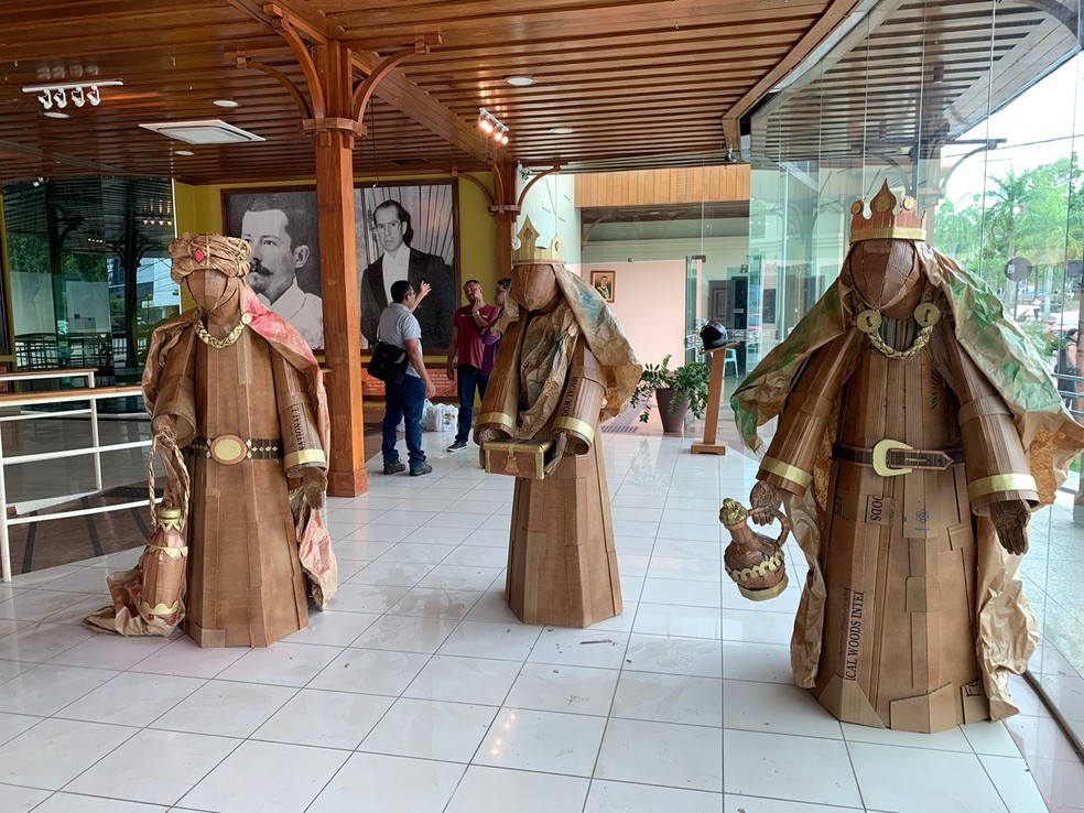 Reis magos têm cerca de 2 metros e foram montados com papelão  — Foto: Fhaidy Acosta/FEM