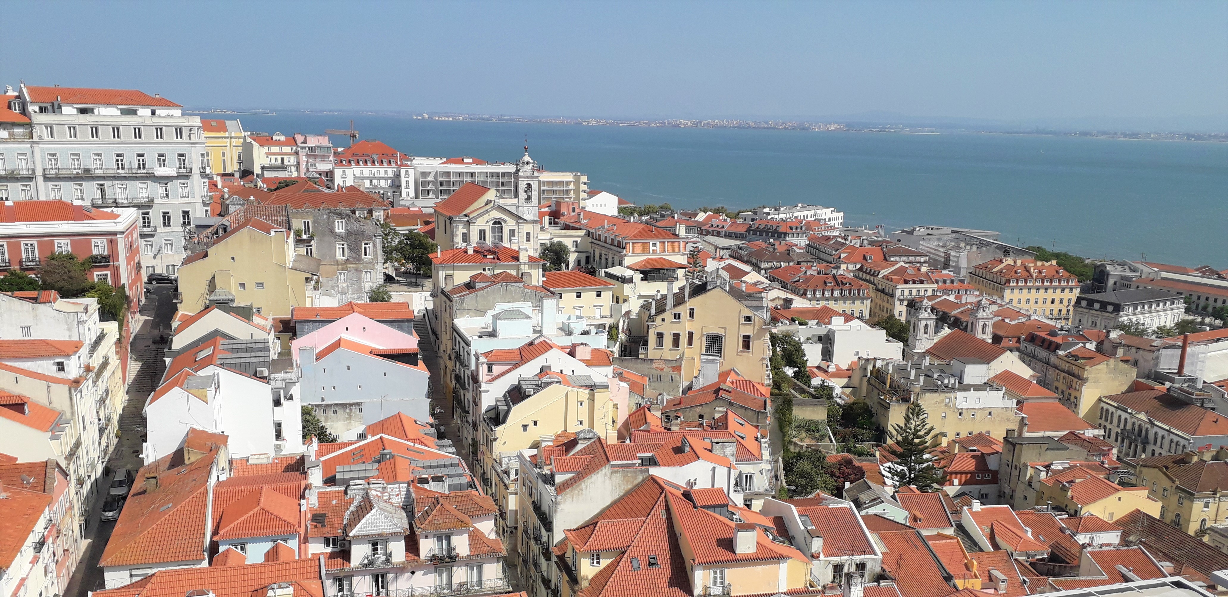 Vista de Lisboa e do Rio Tejo a partir do terraço do restaurante Suba