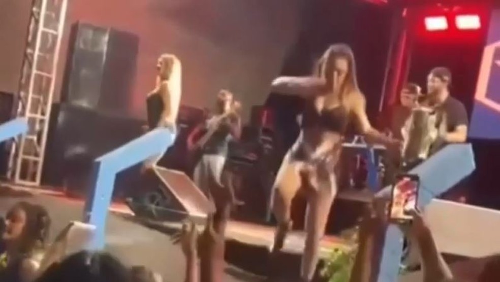 Cantora Allane Lopes, do Forró dos Plays, caiu do palco durante um show na cidade de São Francisco do Piauí. — Foto: Reprodução