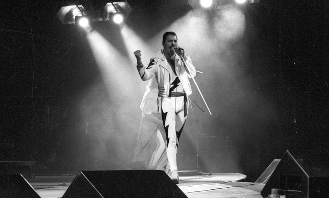 Freddie Mercury durante apresentação do Queen no Rock in Rio de 1985