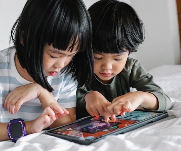 Crianças usando tablet e celular, uso de telas, tecnologia (Foto: Alex Green/Pexels)