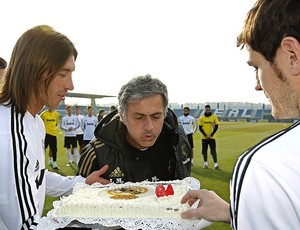 José Mourinho ganha bolo de aniversário no Real Madrid (Foto: Getty Images)