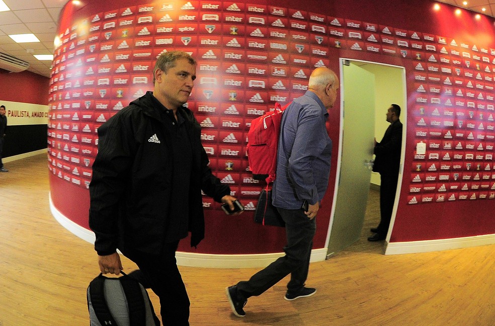 Diego Aguirre na chegada ao Morumbi (Foto: Marcos Ribolli)