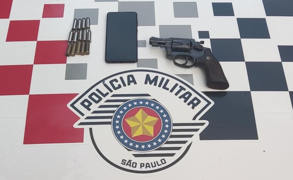 Homem, de 26 anos, é preso por posse ilegal de arma de fogo em Regente Feijó (SP) — Foto: Polícia Militar