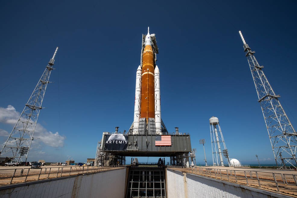 No Complexo de Lançamento 39B, o foguete do Sistema de Lançamento Espacial (SLS), da Nasa, e a espaçonave Orion são fotografados no topo do lançador móvel no Centro Espacial Kennedy, na Flórida, em 18 de março de 2022 (Foto: Nasa/Kim Shiflett)