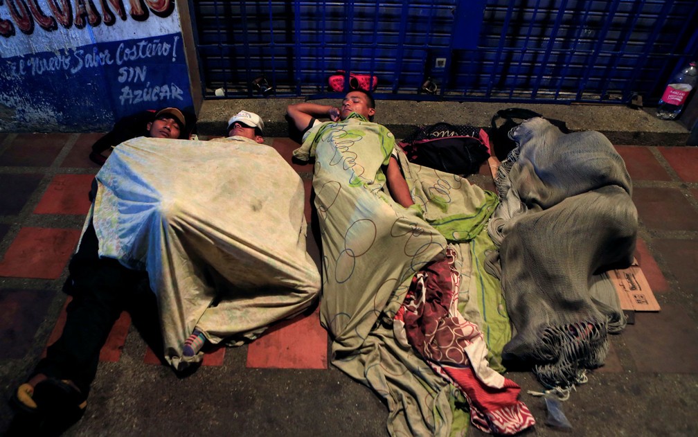 Venezuelanos dormem em rua de Maicao, na Colômbia, em foto de 15 de fevereiro  — Foto: Reuters/Jaime Saldarriaga