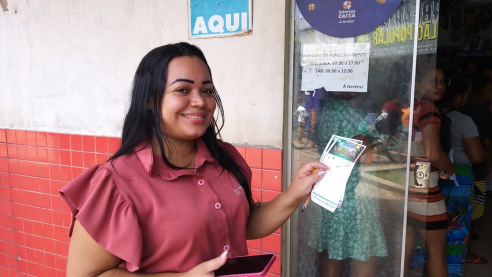 Vendedora Vera Batista garantiu a aposta na manhã deste sábado — Foto: Eldérico Silva/Rede Amazônica Acre