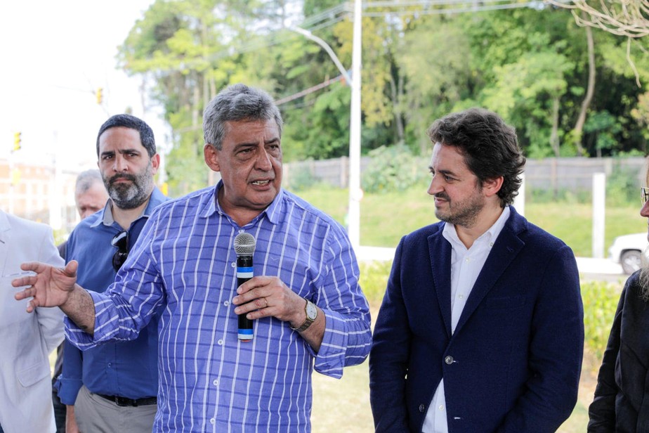 O prefeito de Porto Alegre, Sebastião Melo (MDB), com microfone em mãos: apoio a Bolsonaro