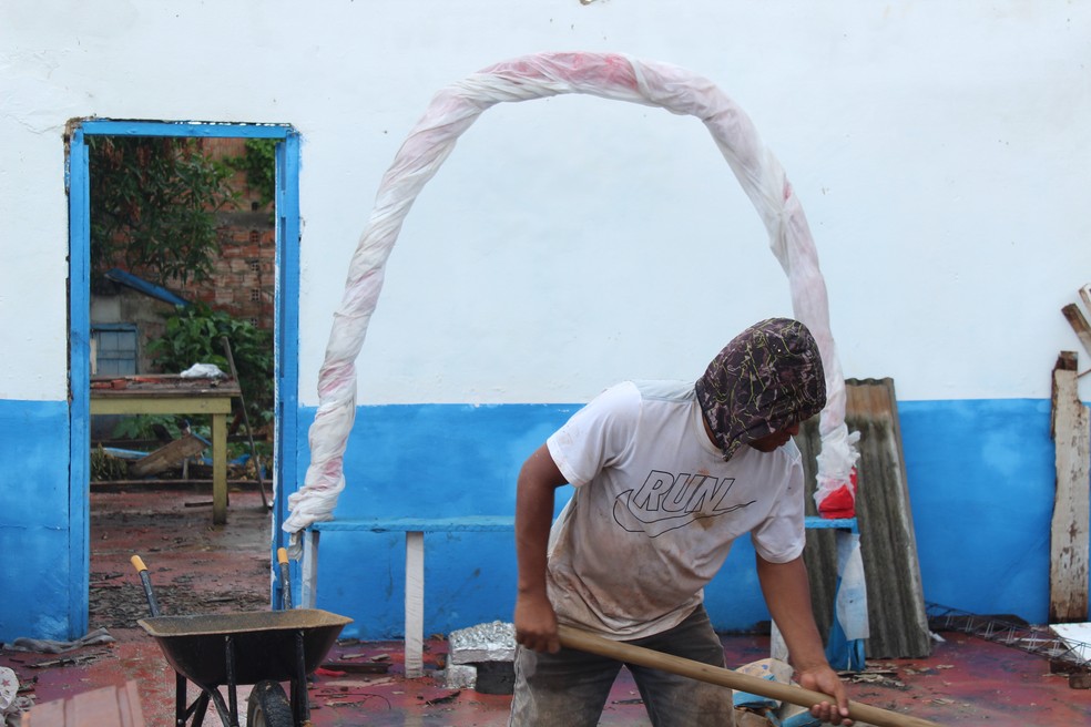 Arco usado nas cerimônias do Terreiro de Mina Santa Bárbara resistiu a danos.  — Foto: Pedro Bentes/G1