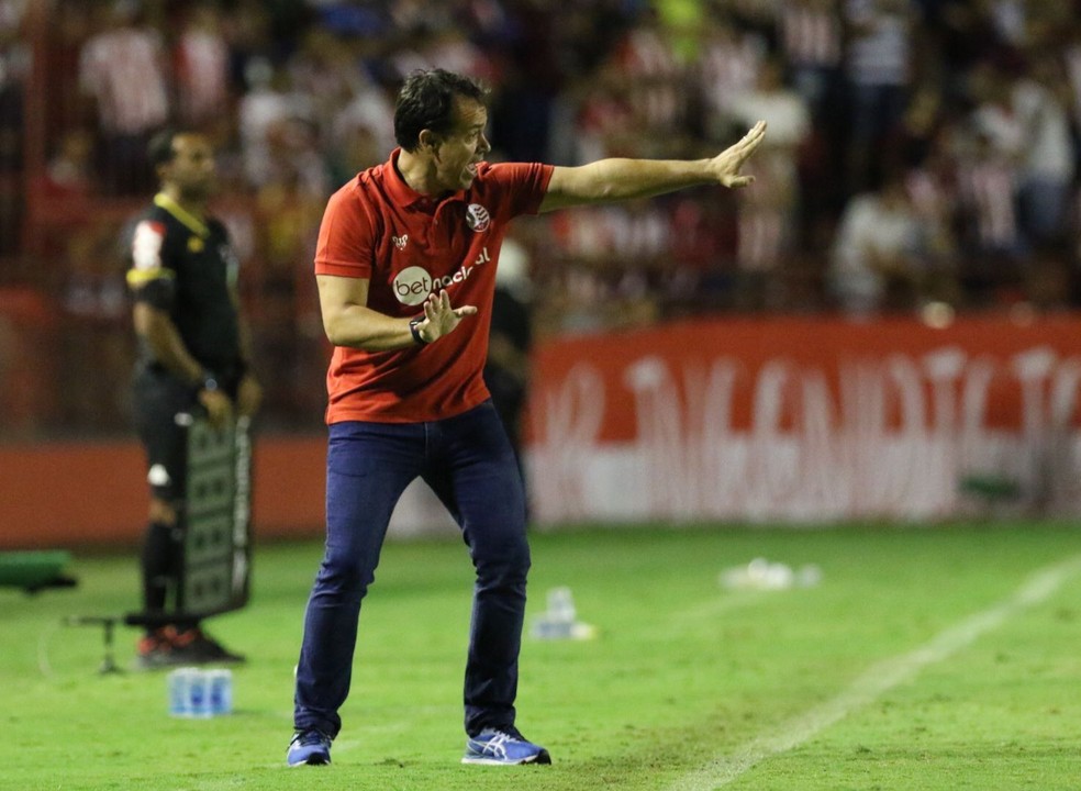 Dado Cavalcanti, técnico do Náutico, em jogo contra o Brusque — Foto: Marlon Costa/Pernambuco Press